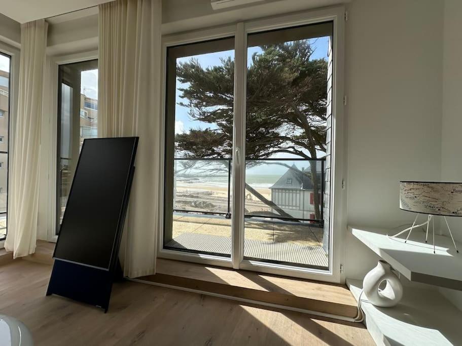 Vue Avec Piscine Et Parking