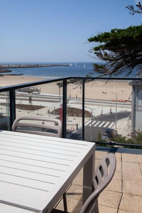 Vue Avec Piscine Et Parking