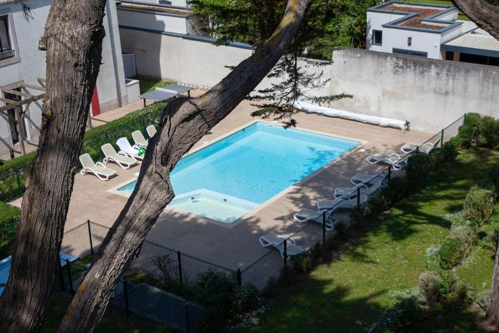 Vue Avec Piscine Et Parking
